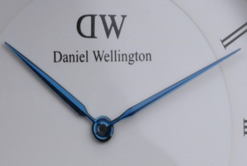 Mặt số đồng hồ Daniel Wellington Dapper fake phóng to