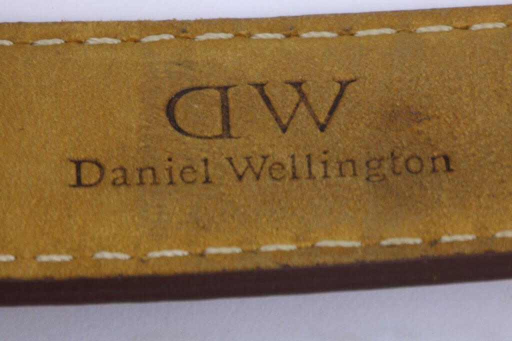 logo dập trên dây đồng hồ daniel wellington fake 1