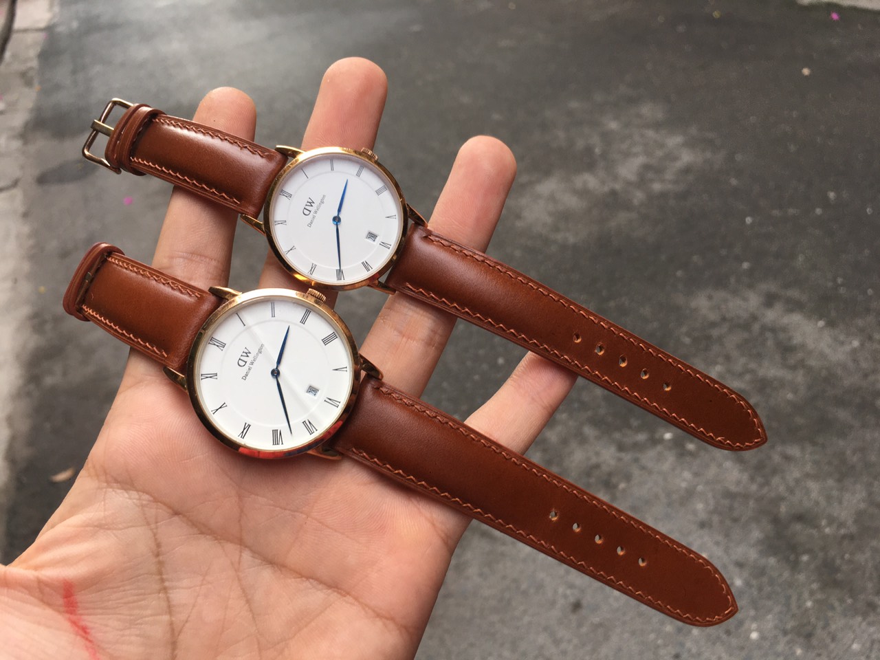 Đồng hồ DW Dây Da Nâu: Vẻ Đẹp Vượt Thời Gian Của Sự Thanh Lịch và Tối Giản