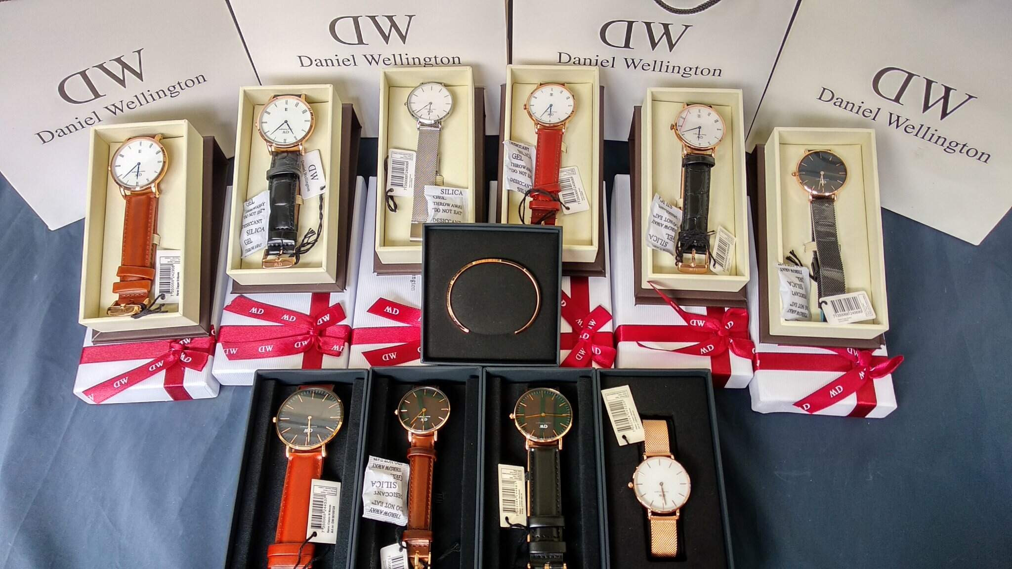 Đồng hồ DW trên cổ tay, phong cách tối giản tại Bình Dương