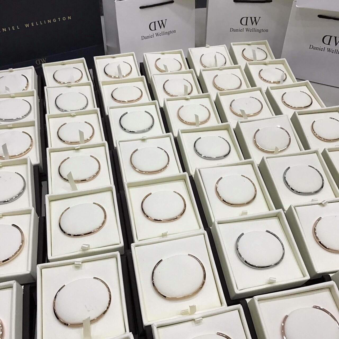 Hộp và phụ kiện chính hãng của đồng hồ DW khi mua tại Bình Dương