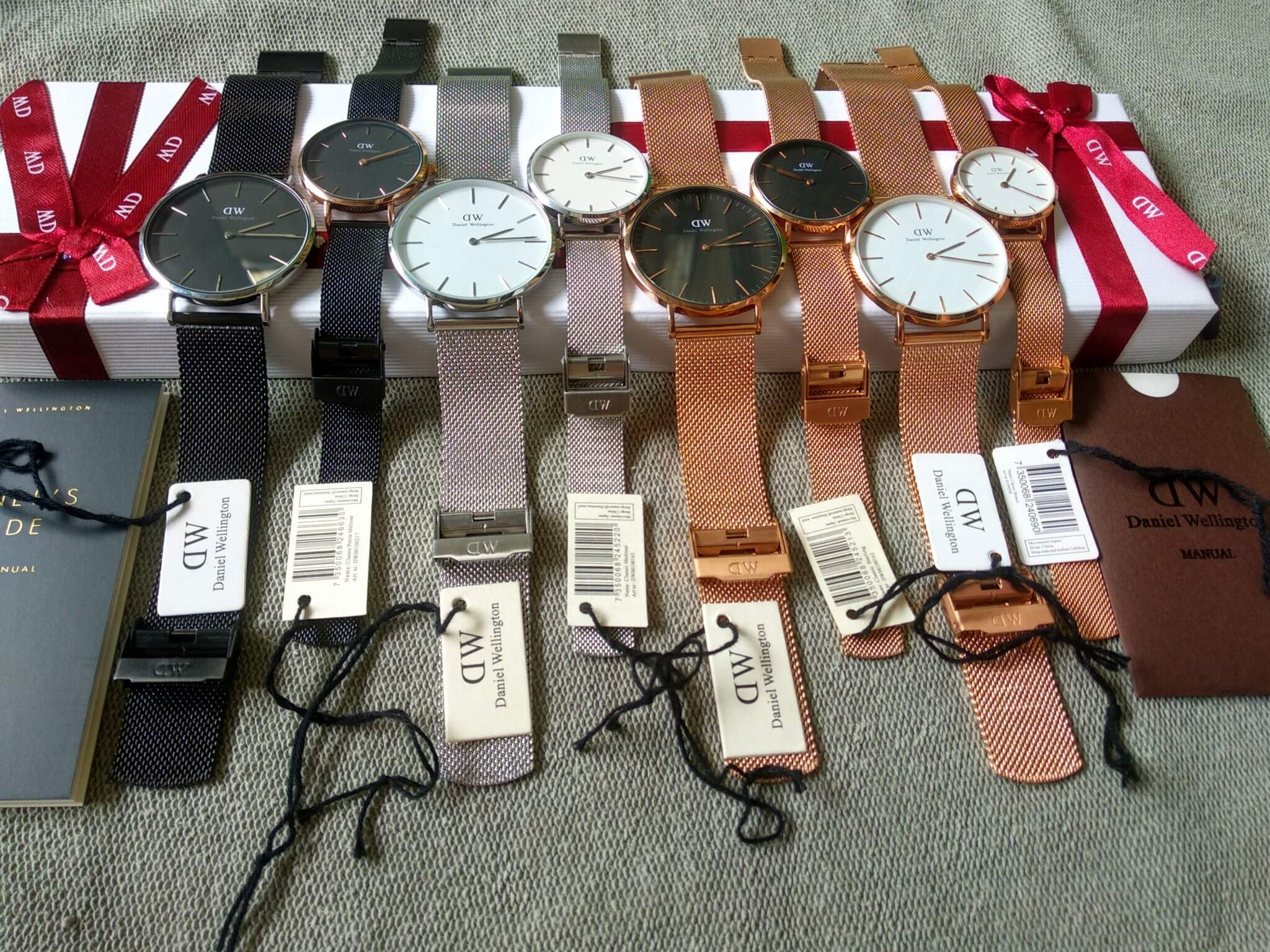 Đồng hồ DW Classic Petite mặt đen sang trọng tại Bình Dương