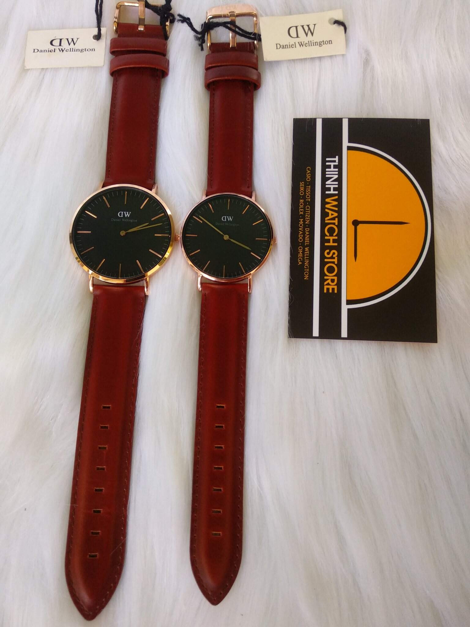 Đồng hồ Daniel Wellington cầm trên tay, trải nghiệm sản phẩm tại Bình Dương
