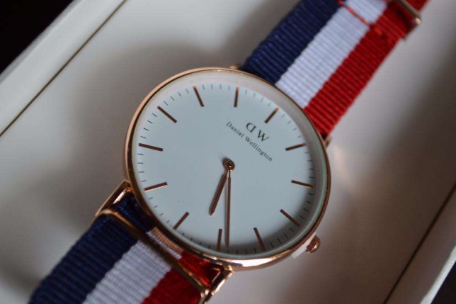 Đồng Hồ Daniel Wellington Dây Vải Fake: Cách Nhận Biết và Rủi Ro Cần Tránh