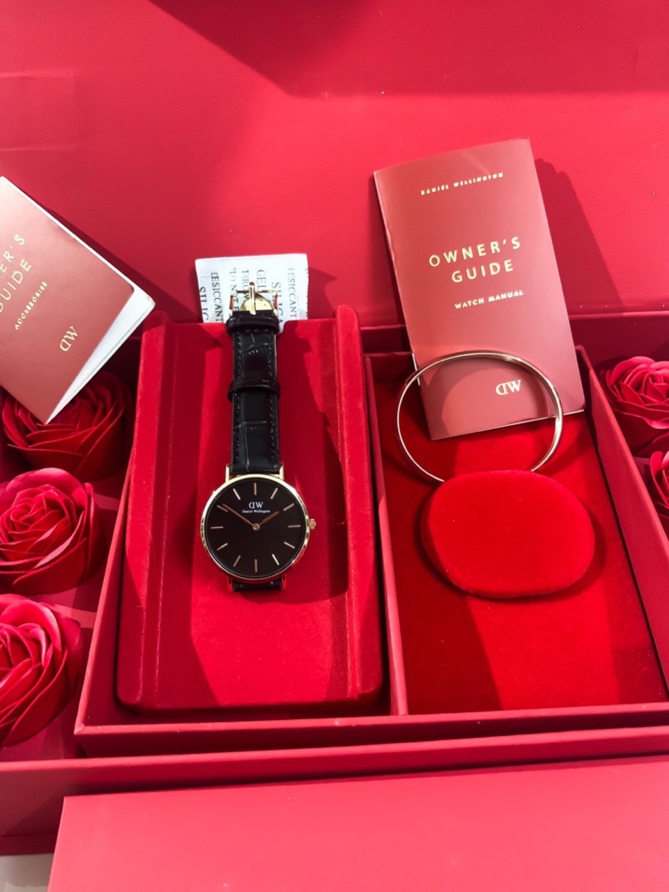 Đồng hồ Daniel Wellington Sale: Bí quyết săn hàng hiệu giá hời và những điều cần biết