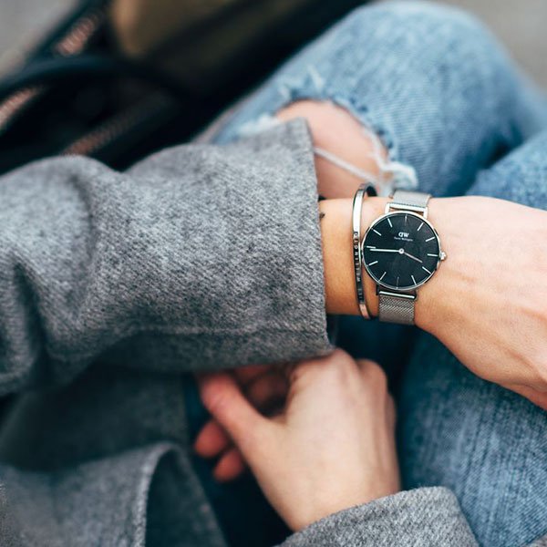 Đồng Hồ DW Petite Sterling Black Nữ: Biểu Tượng Của Sự Tối Giản Tinh Tế