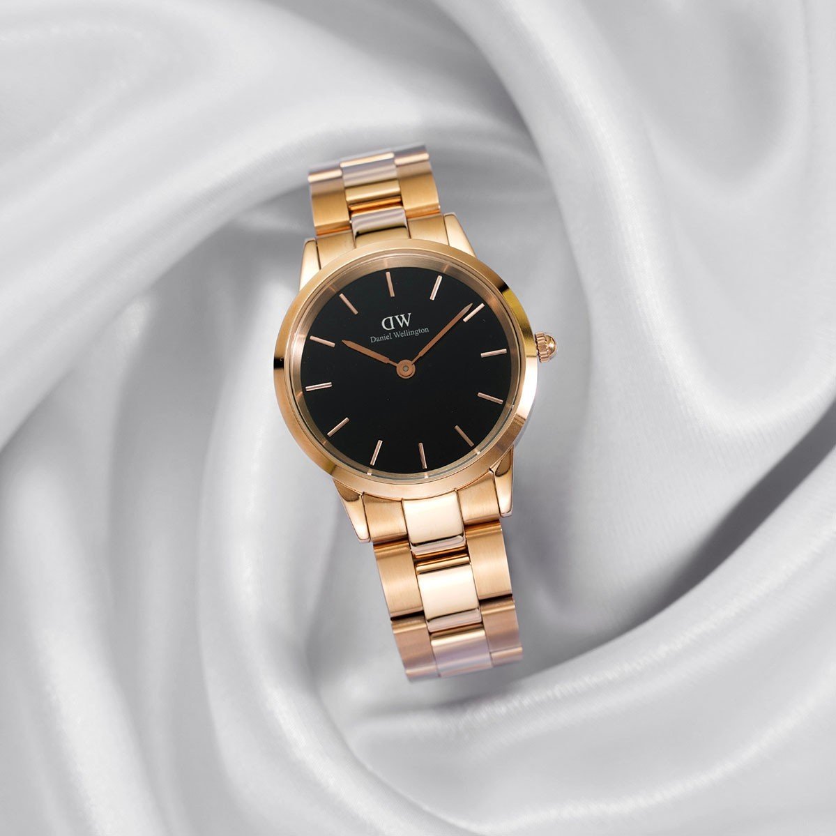 Khám Phá Đồng Hồ Daniel Wellington Classic Black: Biểu Tượng Của Sự Tối Giản Và Sang Trọng