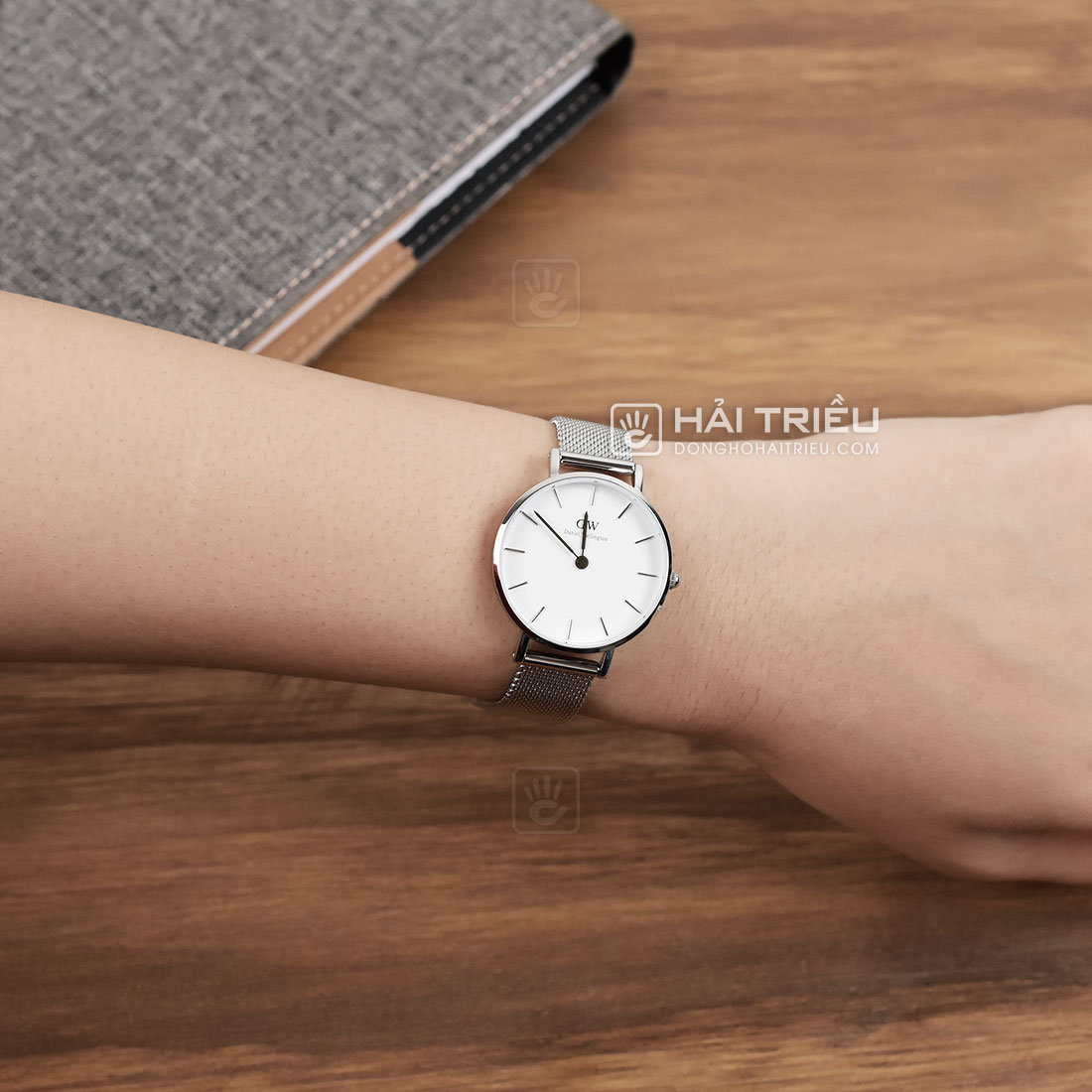 Đồng Hồ DW Petite Sterling Black Nữ: Biểu Tượng Của Sự Tối Giản Tinh Tế