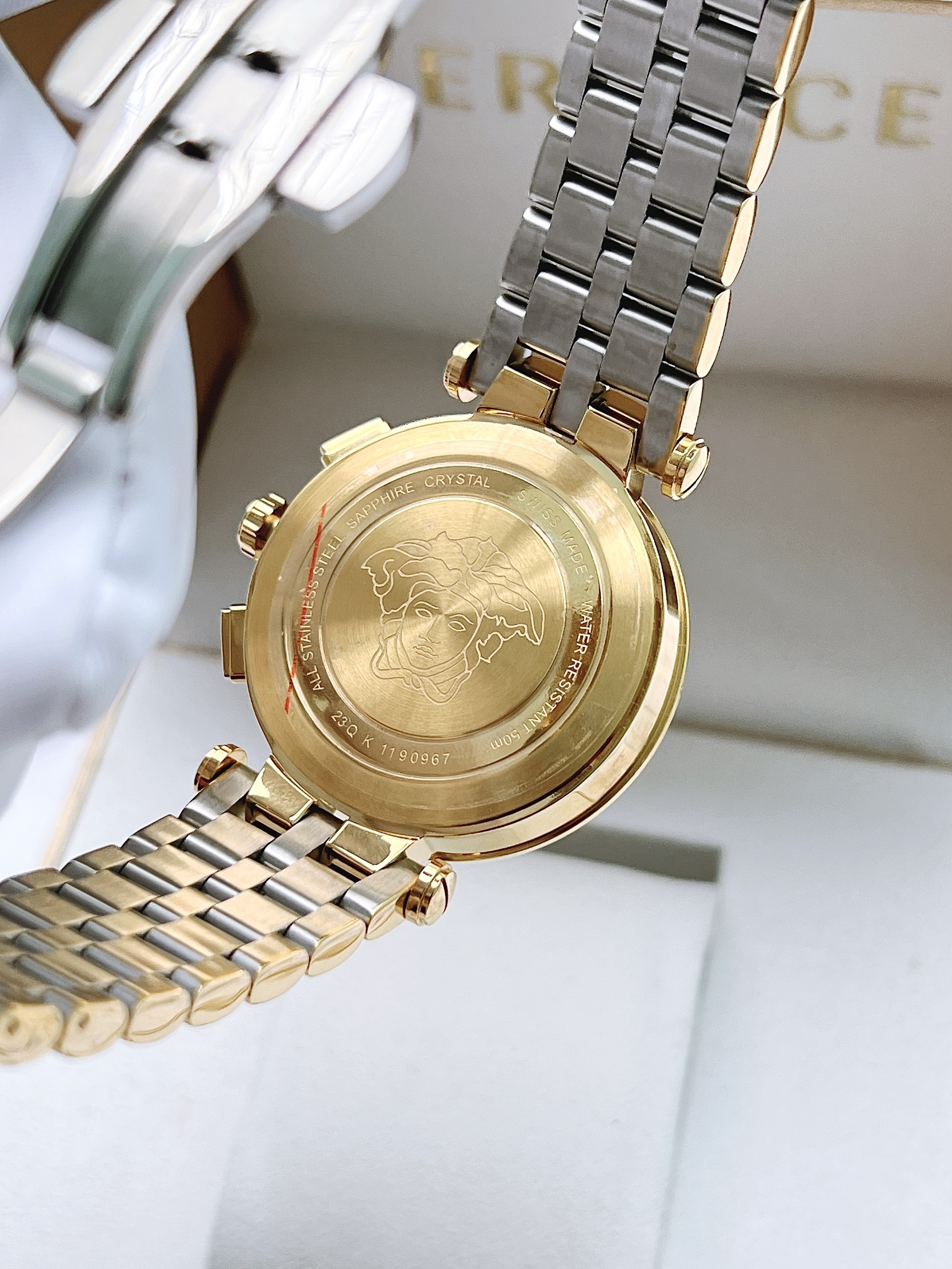Đồng Hồ DW Like Auth: Sự Thật Đằng Sau Vẻ Ngoài Hấp Dẫn Của Bản Sao Cao Cấp