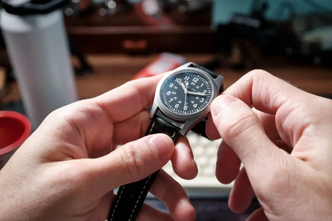 Đồng Hồ DW Mới Mua Không Chạy? Hướng Dẫn Khắc Phục Toàn Diện Từ A-Z
