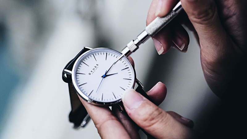 Cách Tháo Mặt Kính Đồng Hồ Daniel Wellington (DW) An Toàn và Hiệu Quả