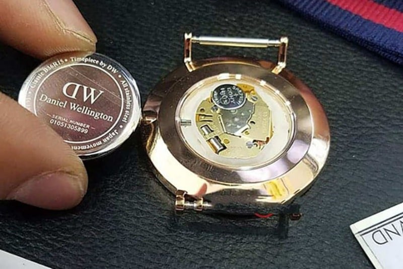 Thay Pin Đồng Hồ DW Hà Nội: Hướng Dẫn Chi Tiết Từ A-Z Để Duy Trì Vẻ Đẹp Và Độ Chính Xác