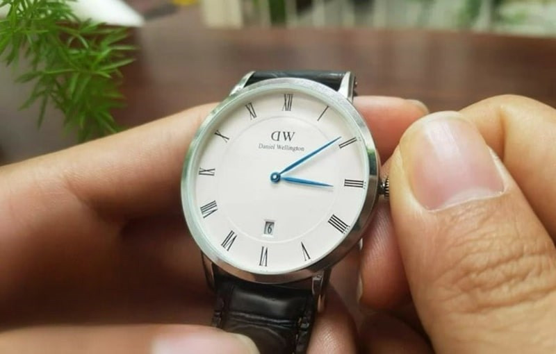 Đặt lại thời gian chính xác cho đồng hồ DW sau khi thay pin