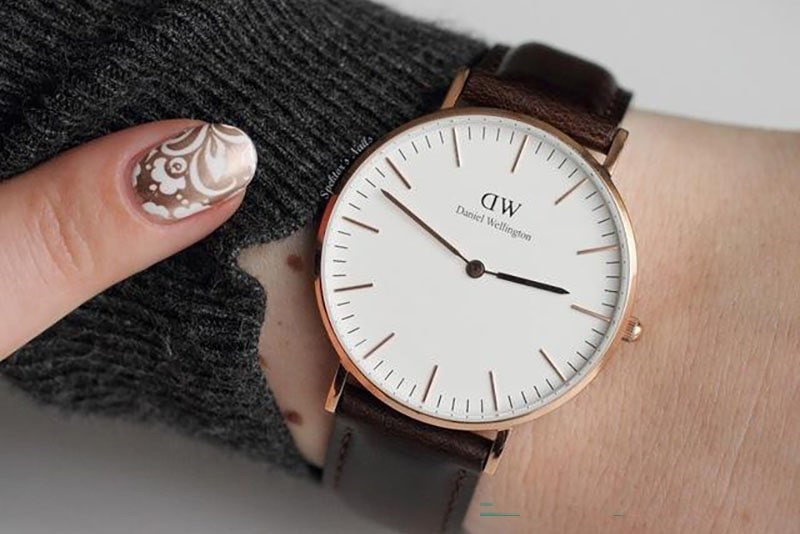 Dấu hiệu cần thay pin đồng hồ DW khi kim giây nhảy bất thường