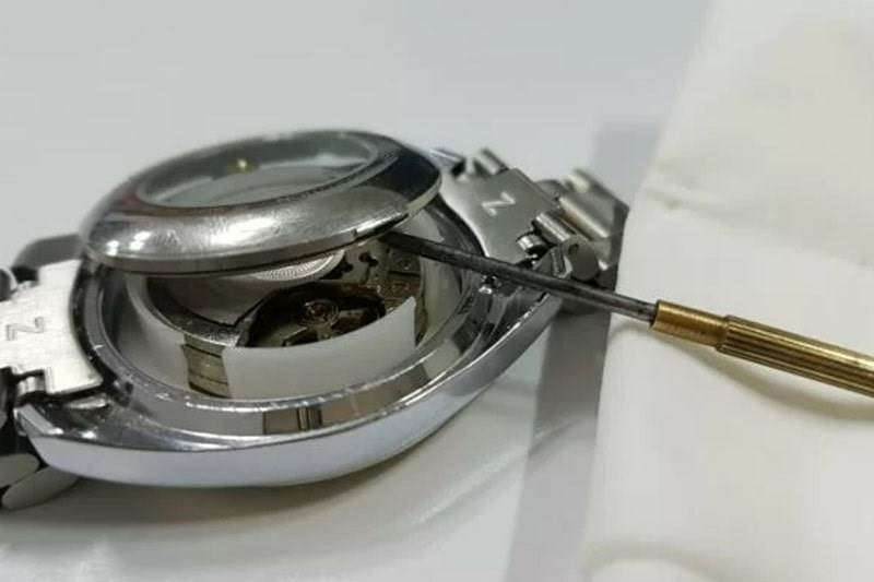 Cách bẩy nắp lưng đồng hồ DW cẩn thận để thay pin