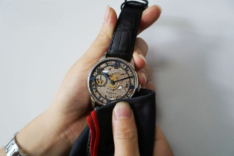 Làm sạch các bộ phận bên trong đồng hồ DW trước khi thay pin