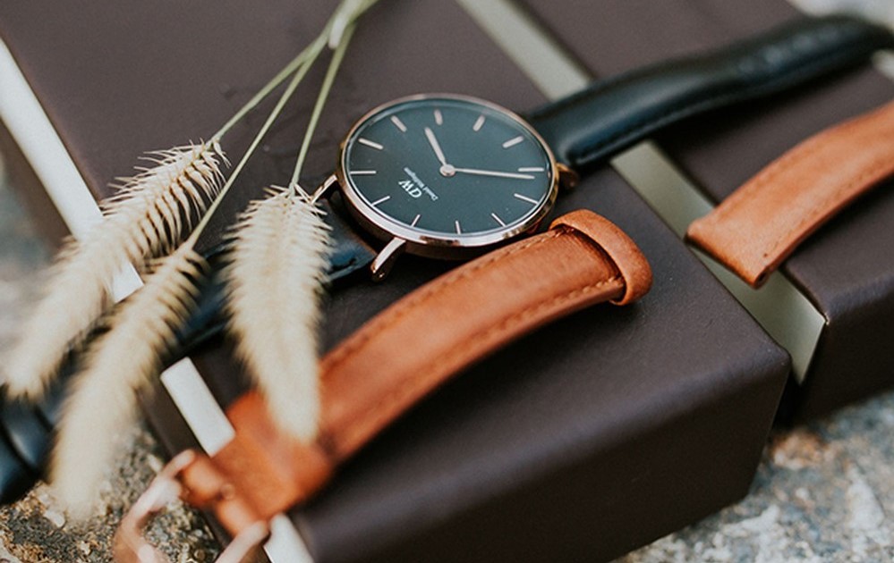 Hướng Dẫn Chi Tiết Vệ Sinh Dây Đồng Hồ Kim Loại Vàng Daniel Wellington Sáng Bóng Như Mới Tại Nhà