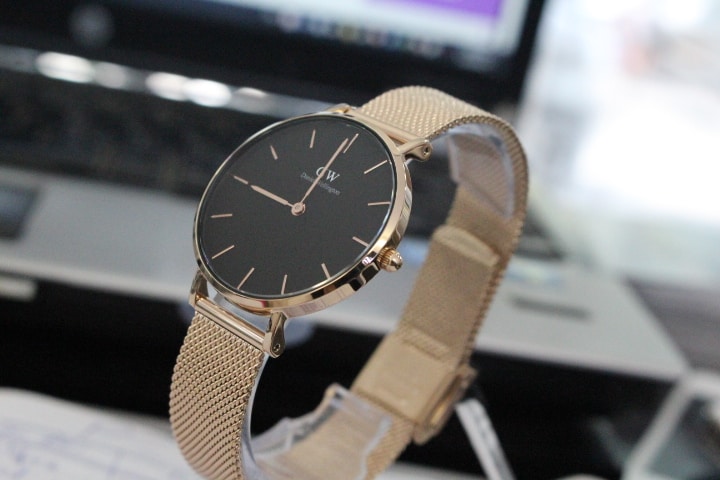 Tại sao đồng hồ Daniel Wellington (DW) lại rẻ? Giải mã chiến lược và giá trị thực