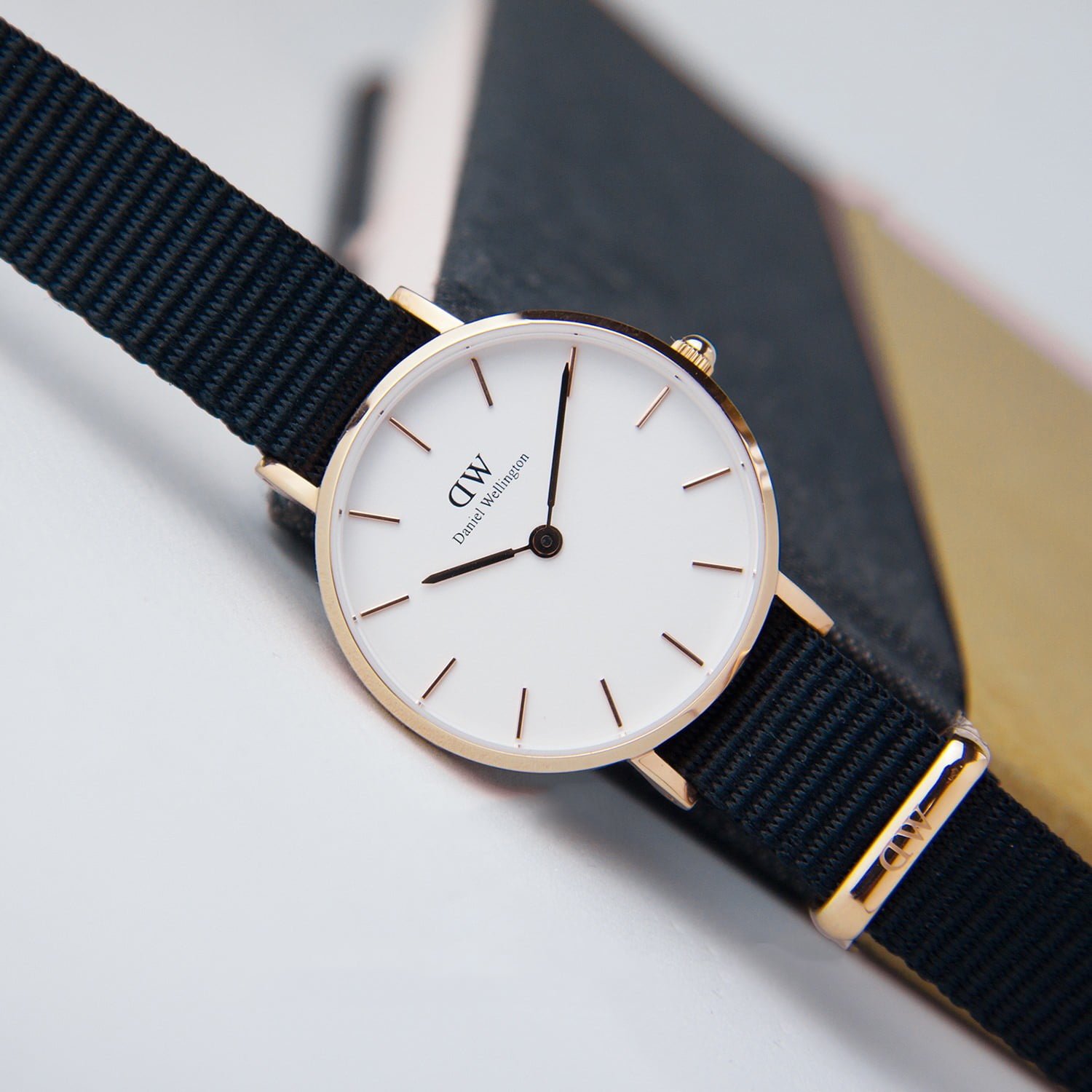 Giá Bán Đồng Hồ DW Petite Phổ Biến Trên Thị Trường Hiện Nay Giá Bán Đồng Hồ DW Petite Phổ Biến Trên Thị Trường Hiện Nay