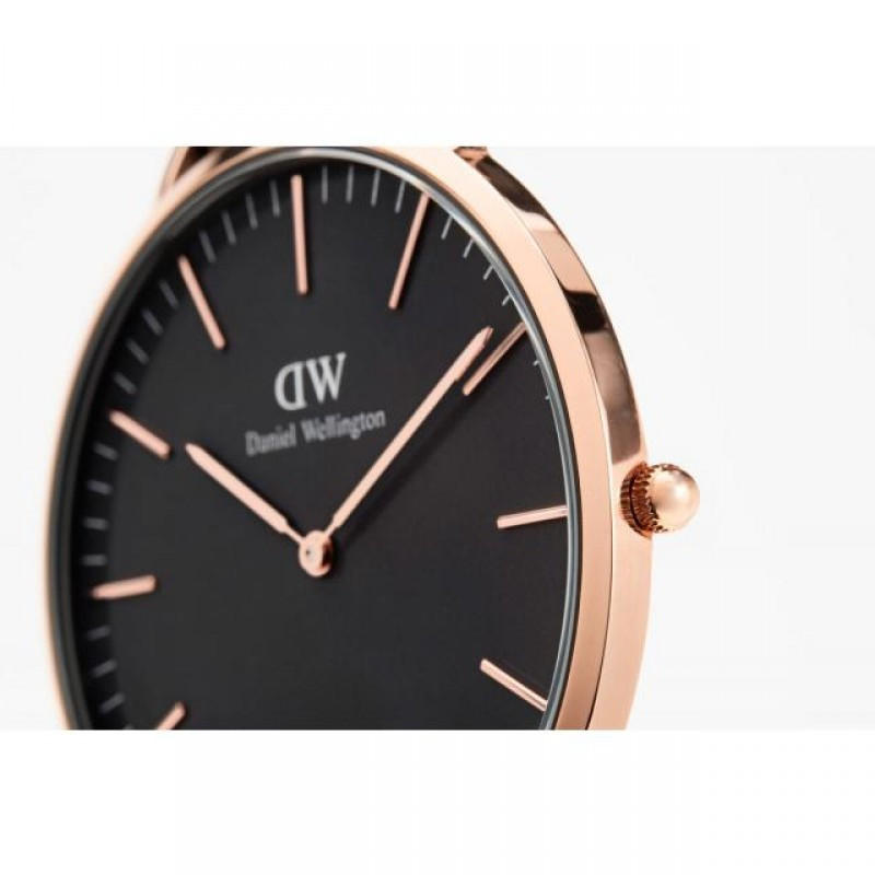 Đồng hồ Daniel Wellington DW00100124 nổi bật trên cổ tay nam giới, tôn lên vẻ thanh lịch