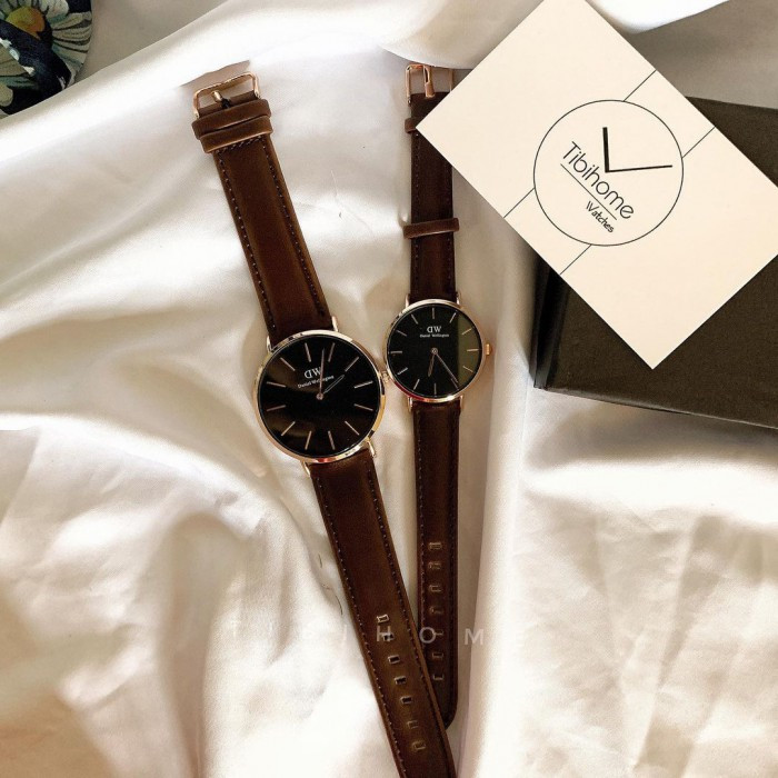 Đồng hồ replica DW với thiết kế mặt tròn mỏng và dây da nâu
