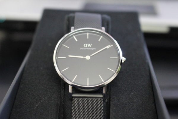 Đồng hồ DW đen nữ DW00100202 mặt tròn quyến rũ cùng dây thép mắt xích độc đáo, tôn lên nét duyên dáng