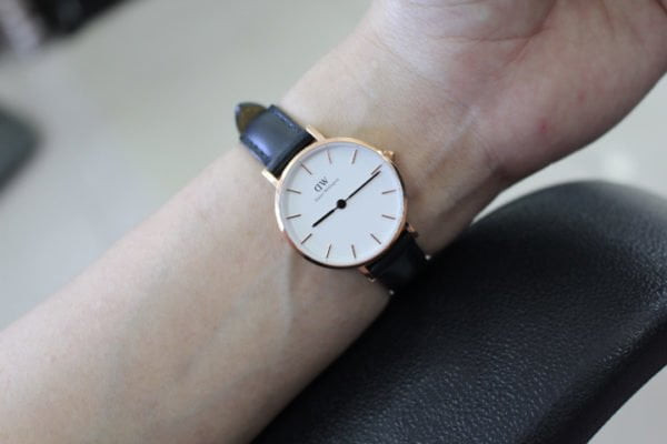 DW00100230, biểu tượng của sự sang trọng, xứng đáng là một trong những mẫu dw đồng hồ đẹp nhất.