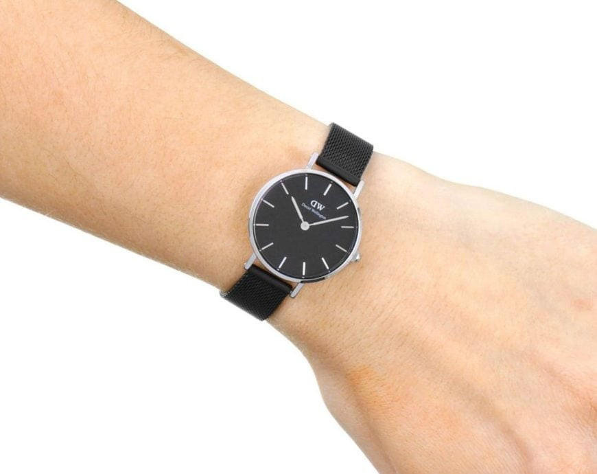 Đồng hồ Daniel Wellington DW00100246 dây kim loại đen với mặt số đen và cọc số bạc, thể hiện vẻ đẹp tối giản