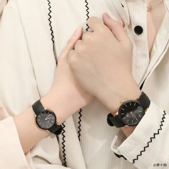 Đồng hồ DW Iconic Motion nam nữ với thiết kế hiện đại và mạnh mẽ