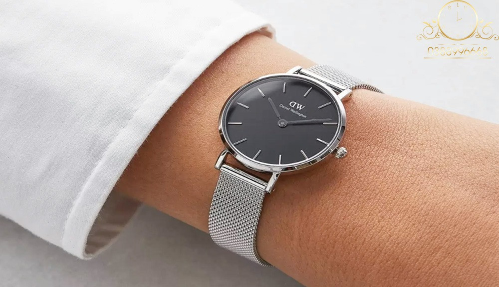 Đồng hồ Daniel Wellington Fake loại 1 với dây da và mặt số tinh xảo