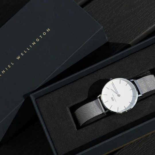 Thiết kế vỏ và kim đồng hồ DW trắng chính hãng bền đẹp