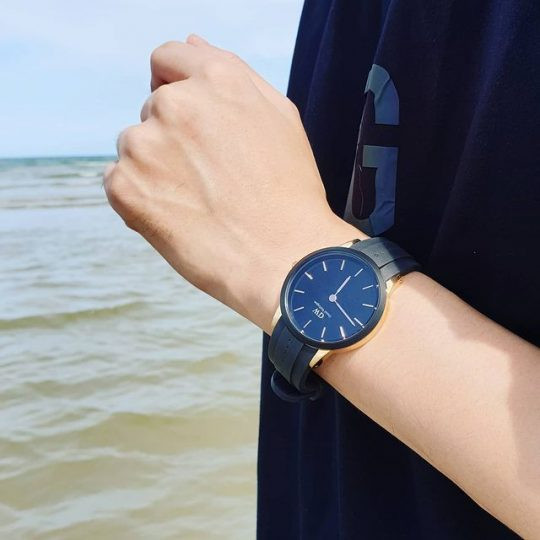Đồng hồ DW Iconic Motion nam 40mm dây cao su FKM bền bỉ, lý tưởng cho người năng động