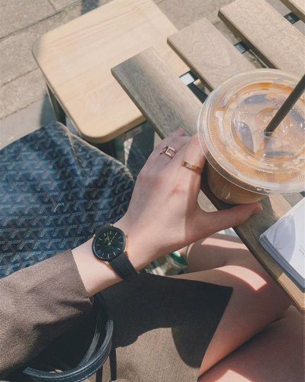 Mẫu đồng hồ DW Iconic Motion nữ 32mm mặt đen sang trọng, phù hợp quý cô