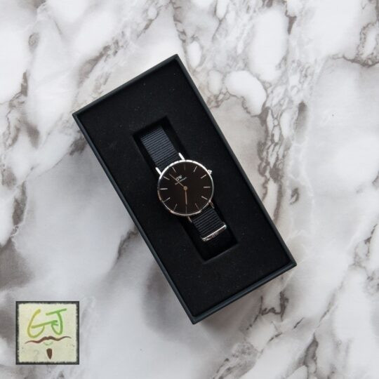 Đồng hồ DW Petite Cornwall dây vải đen NATO sang trọng