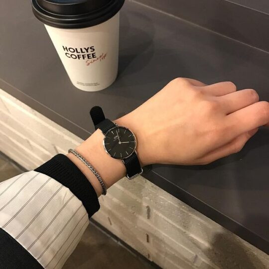Đồng hồ DW Petite Cornwall mặt đen dây vải Nato siêu mỏng