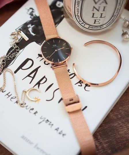 Đồng hồ DW Petite vàng 32mm với mặt số tối giản và kim chỉ thanh mảnh