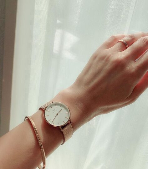 Đồng hồ DW Petite Melrose 28mm mặt trắng chính hãng trên cổ tay