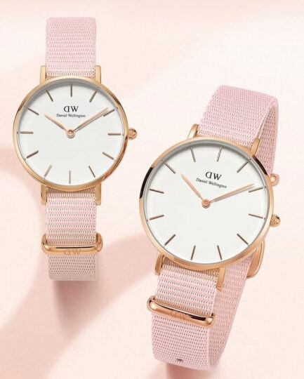 Đồng hồ Daniel Wellington Petite Rosewater với dây vải hồng, minh họa các tùy chọn size dây đồng hồ DW
