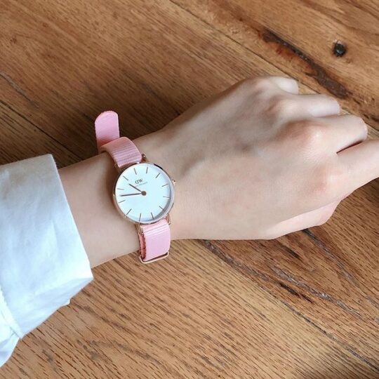 Đồng hồ Daniel Wellington Petite Rosewater trên tay, nhấn mạnh sự phù hợp của size dây đồng hồ DW