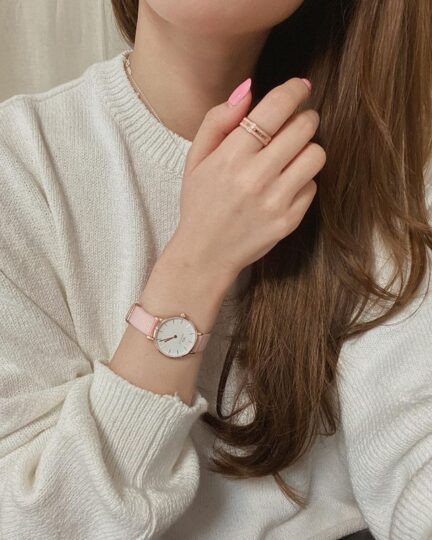 Cận cảnh đồng hồ DW Petite Rosewater dây NATO hồng, cho thấy kích thước dây đồng hồ DW 28mm