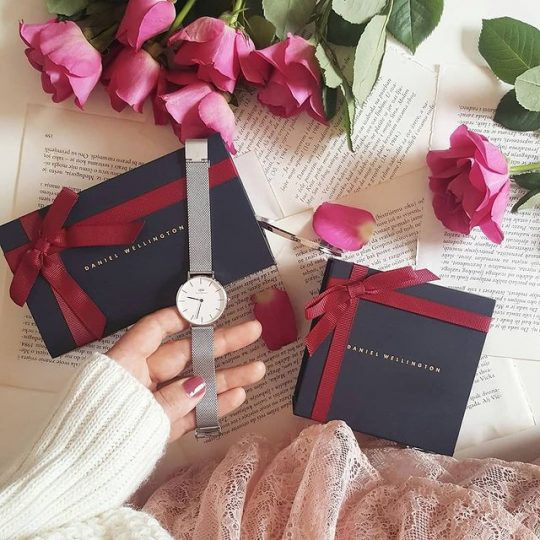 Đồng hồ DW trắng Petite Sterling mặt số tối giản dây thép lưới