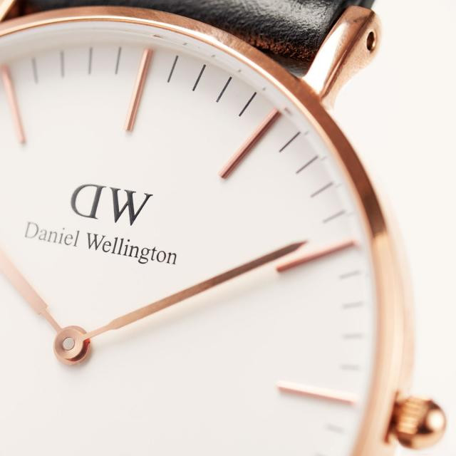 Đồng hồ Daniel Wellington DW00100006-0106DW Classic St Mawes trên cổ tay, thể hiện phong cách tối giản