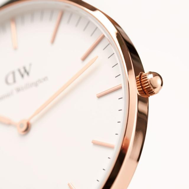 Cận cảnh mặt số và núm vặn của đồng hồ Daniel Wellington DW00100006-0106DW, thể hiện chi tiết tinh xảo