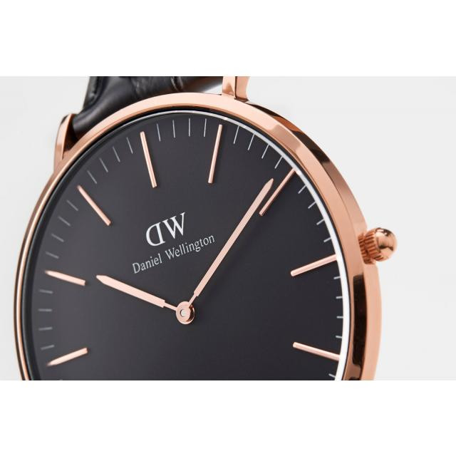 Cận cảnh mặt số đồng hồ Daniel Wellington DW00100124 với kim và vạch số vàng hồng, thể hiện sự tối giản và sang trọng
