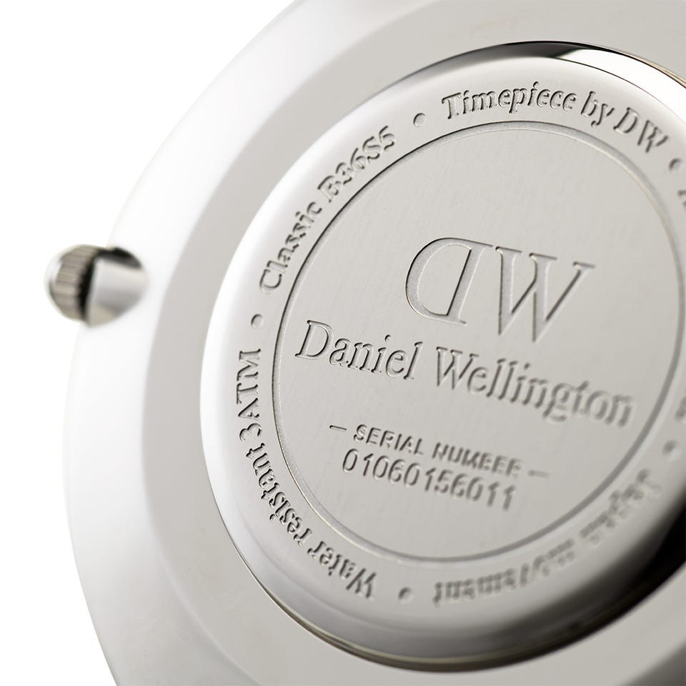 Mặt sau đồng hồ DW Classic Sheffield với vỏ thép không gỉ