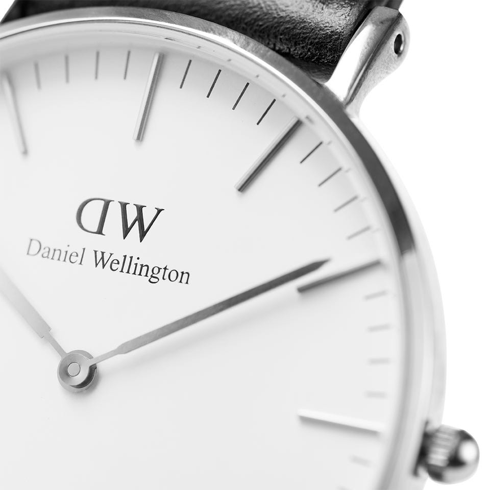 Chi tiết mặt đồng hồ DW Classic Sheffield và dây da màu đen