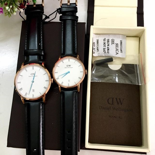 Đồng hồ DW cao cấp với thiết kế dây da đen và viền bạc sang trọng.