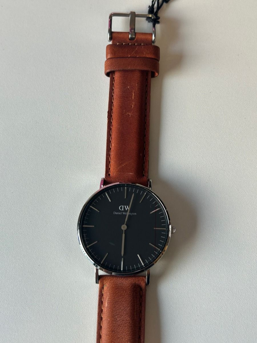 Đồng hồ DW Classic Black chính hãng: Biểu Tượng Của Sự Thanh Lịch Vượt Thời Gian