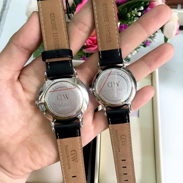 Bộ sản phẩm đồng hồ DW cao cấp fullbox bao gồm dụng cụ thay dây và sách hướng dẫn.