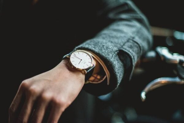 Đồng hồ DW xách tay và bộ phụ kiện kèm theo